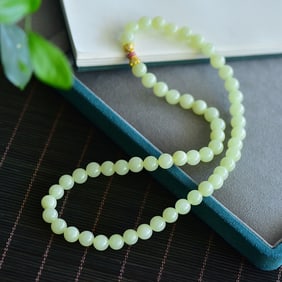 An Exquisite Yellow Jade Necklace
