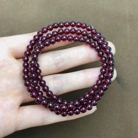 An Exquisite Crystal Bracelets