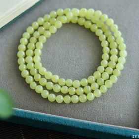 An Exquisite Yellow Jade Necklace
