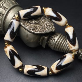 An Exquisite Dzi Bead Bracelets