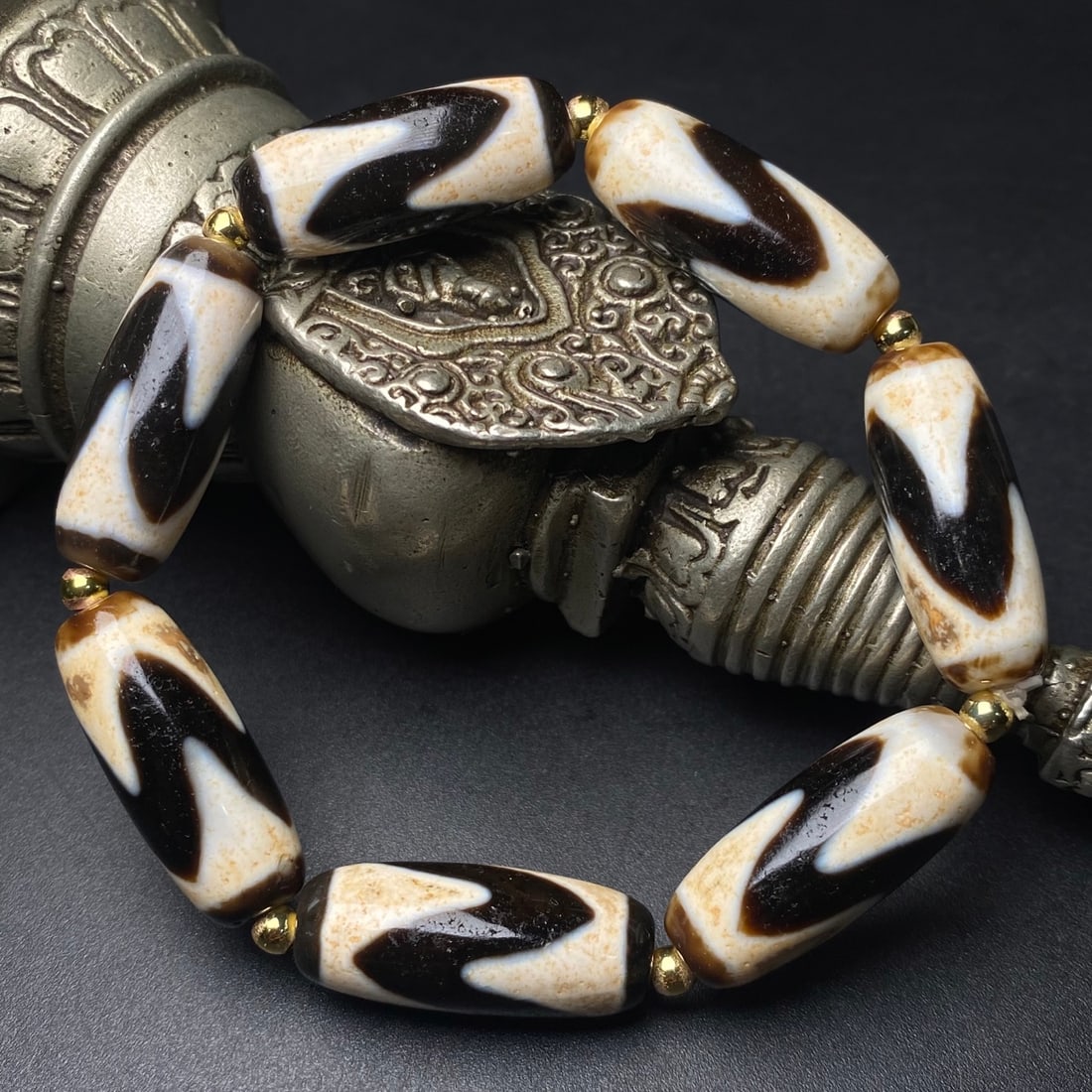 An Exquisite Dzi Bead Bracelets: An Exquisite Dzi Bead Bracelets,Size:28mmx11mm 天珠手串