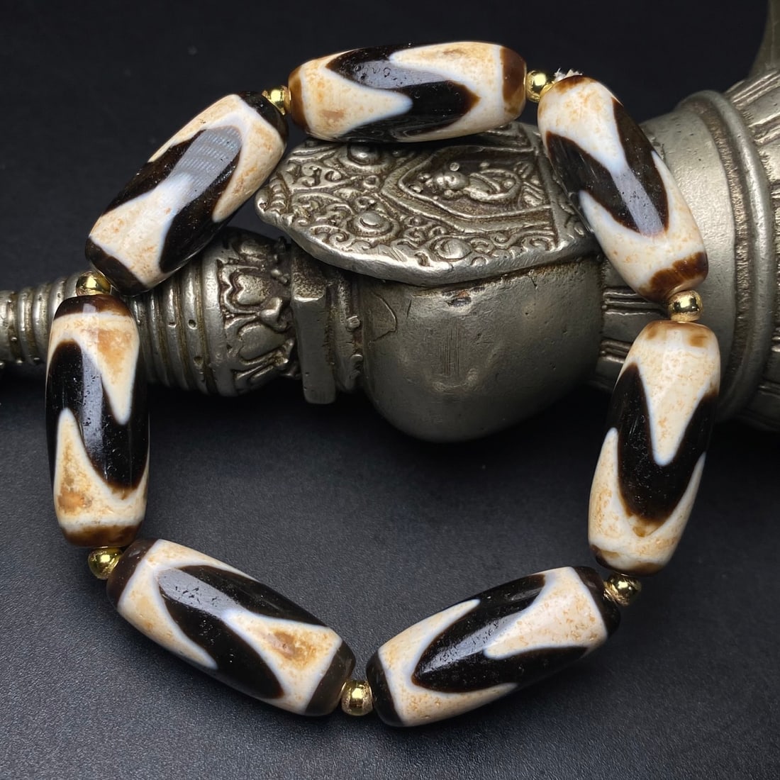 An Exquisite Dzi Bead Bracelets - 3
