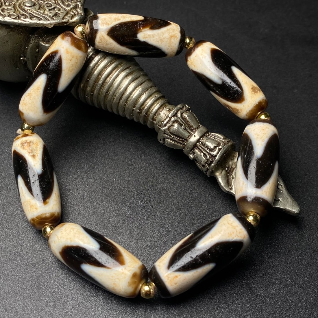An Exquisite Dzi Bead Bracelets - 6