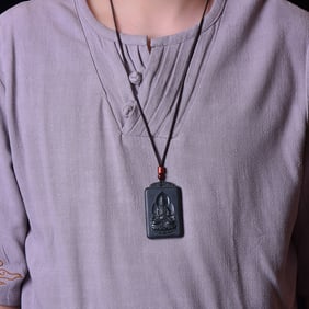 An Exquisite Sapphire Avalokitesvara Pattern Pendant