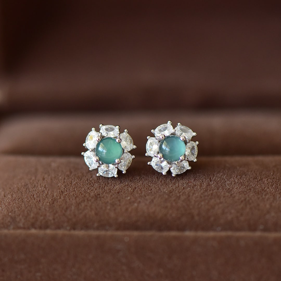 A Pair of Exquisite Sterling Silver Inlaid Jadeite Earrings: A Pair of Exquisite Sterling Silver Inlaid Jadeite Earrings,Size:4mmx4mm 一对纯银镶翡翠耳钉