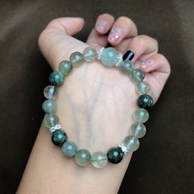 An Exquisite Crystal Bracelets