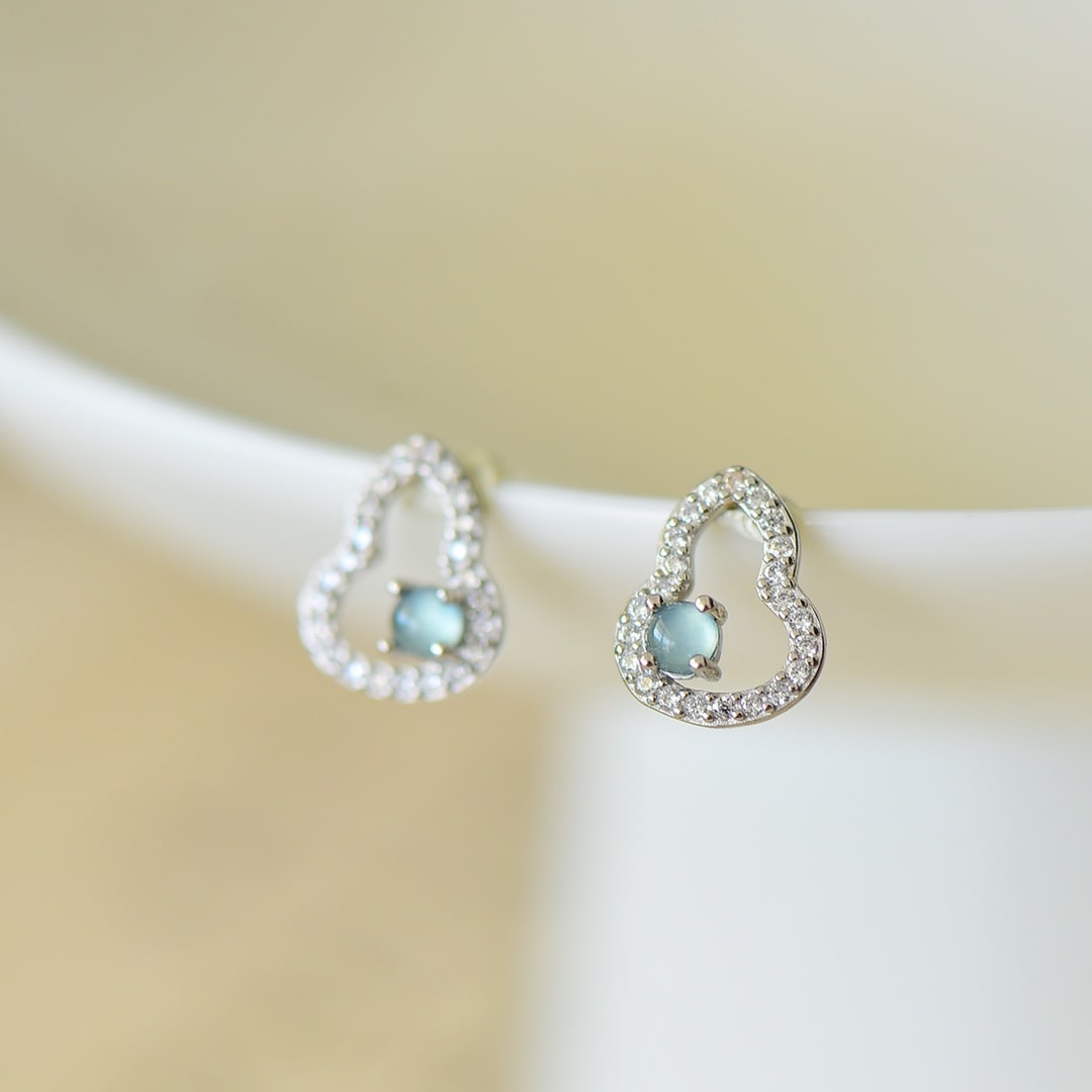 A Pair of Exquisite Sterling Silver Inlaid Jadeite Earrings: A Pair of Exquisite Sterling Silver Inlaid Jadeite Earrings,Size:4mmx6mm 一对纯银镶翡翠耳钉