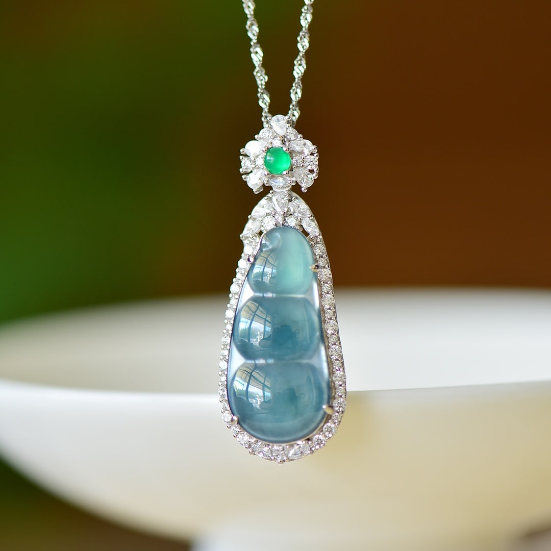 An Exquisite Sterling Silver Inlaid Jadeite Pendant: An Exquisite Sterling Silver Inlaid Jadeite Pendant,Size:13mmx28mm 纯银镶翡翠吊坠