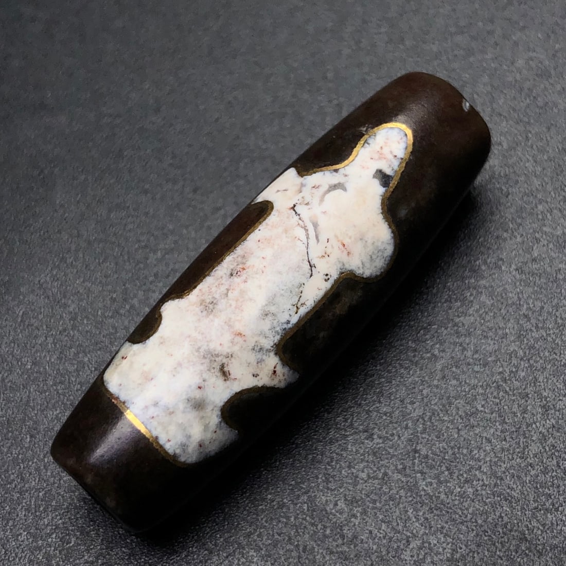 An Exquisite Avalokitesvara Pattern Dzi Bead Pendant,With Cinnabar: An Exquisite Avalokitesvara Pattern Dzi Bead Pendant,With Cinnabar,Size:38mmx12mm,Weight:8.5g 观音像纹天珠挂件,配朱砂