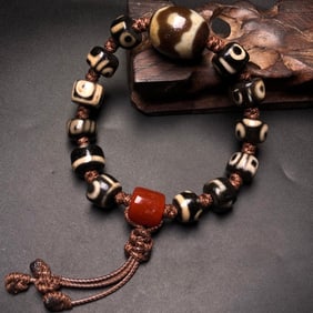 An Exquisite Dzi Bead Bracelets
