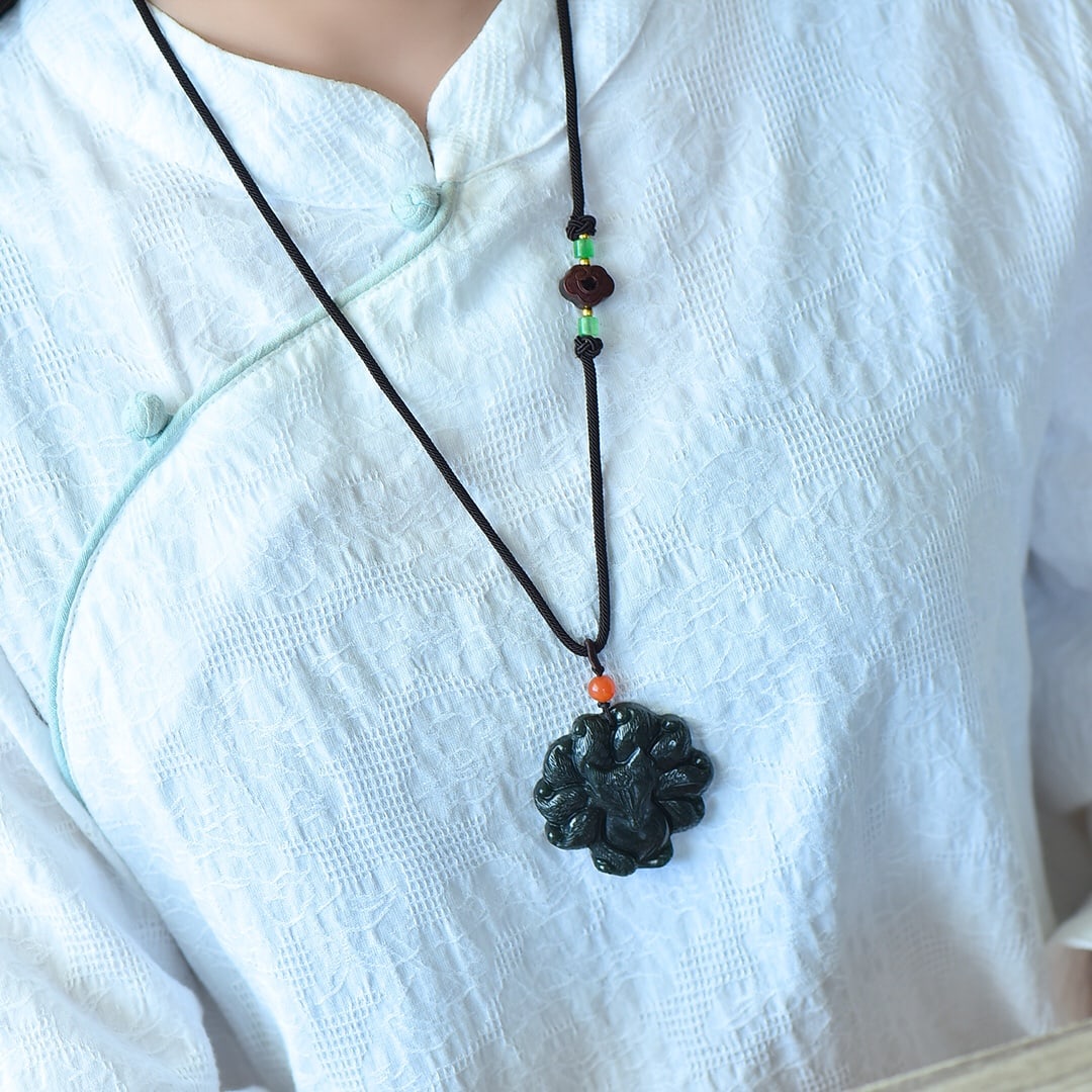 An Exquisite Sapphire Nine-Tailed Fox Pendant: An Exquisite Sapphire Nine-Tailed Fox Pendant,Size:45mmx45mm 寓意:象征祥瑞 青玉九尾狐挂件