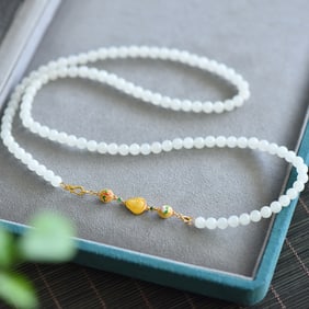 An Exquisite White Jade Necklace