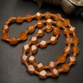 An Exquisite Agate Necklace
