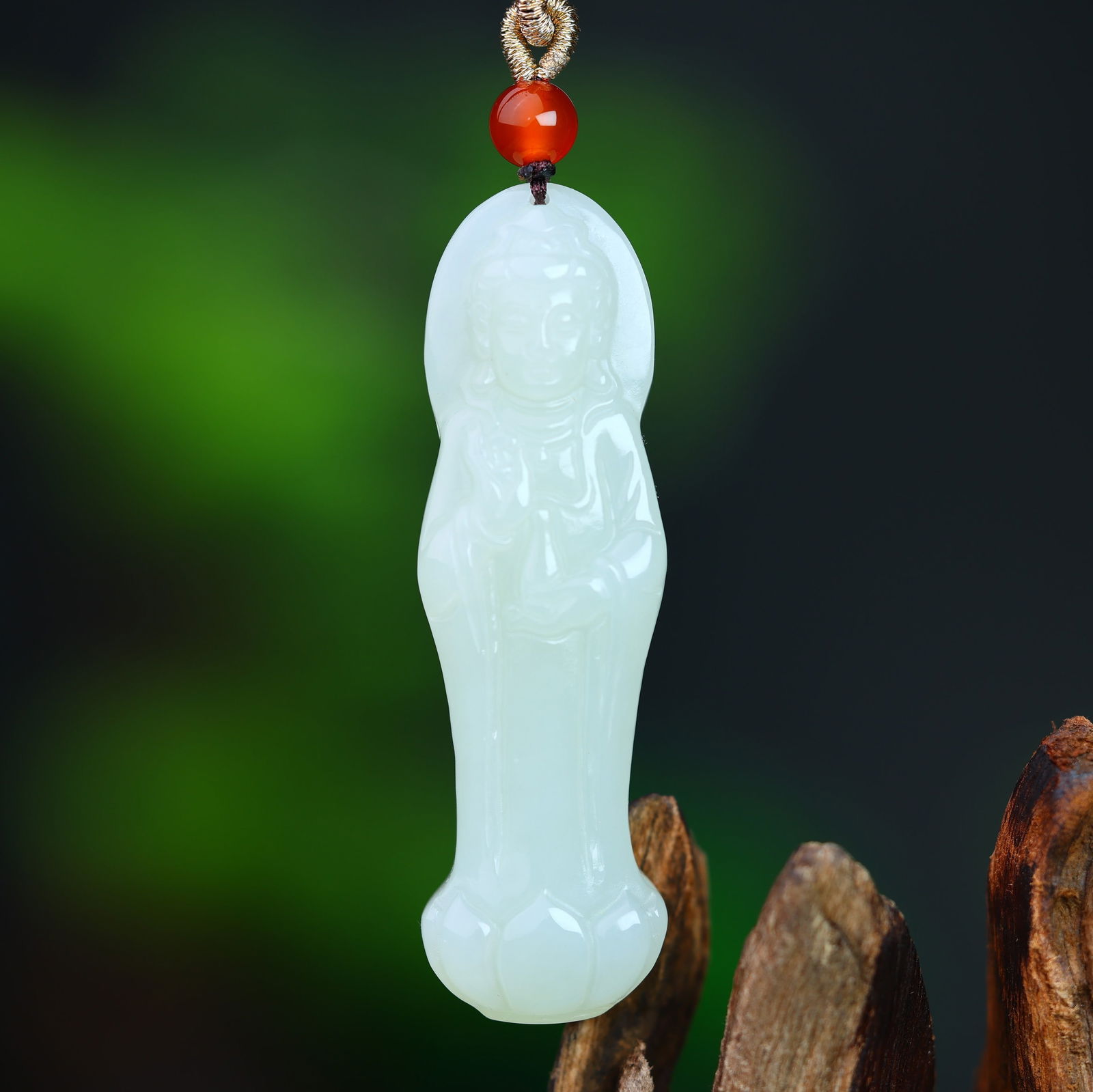 An Exquisite White Jade Avalokitesvara Pendant: An Exquisite White Jade Avalokitesvara Pendant,Size:18mmx59mm (寓意)寓意吉祥 保平安 普度众生 