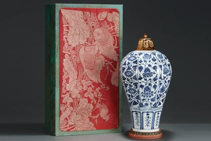A Huge Blue and White Lotus Pattern Bottle