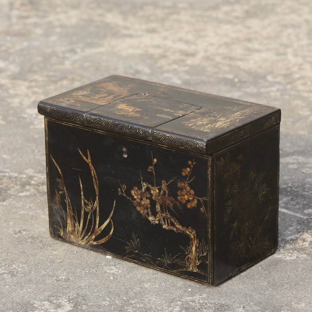 An Exquisite Carved Lacquer Painted Gold Flower and Bird Pattern Box: An Exquisite Carved Lacquer Painted Gold Flower and Bird Pattern Box,Qing Dynasty,China,Size:12.4inx7.1inx8.9in,Weight:3820g 