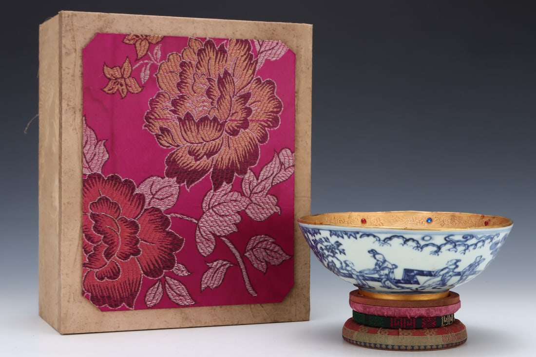 An Exquisite Blue and White Cover with Gold Figure and Story Pattern Bowl,Inlaid Gems: An Exquisite Blue and White Cover with Gold Figure and Story Pattern Bowl,Inlaid Gems,Ming Dynasty,China,Xuande Six-Character Mark,Size:3.1inx8in 