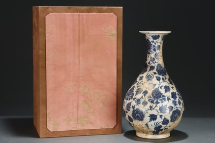 A Rare Blue and White Lotus Pattern Vase