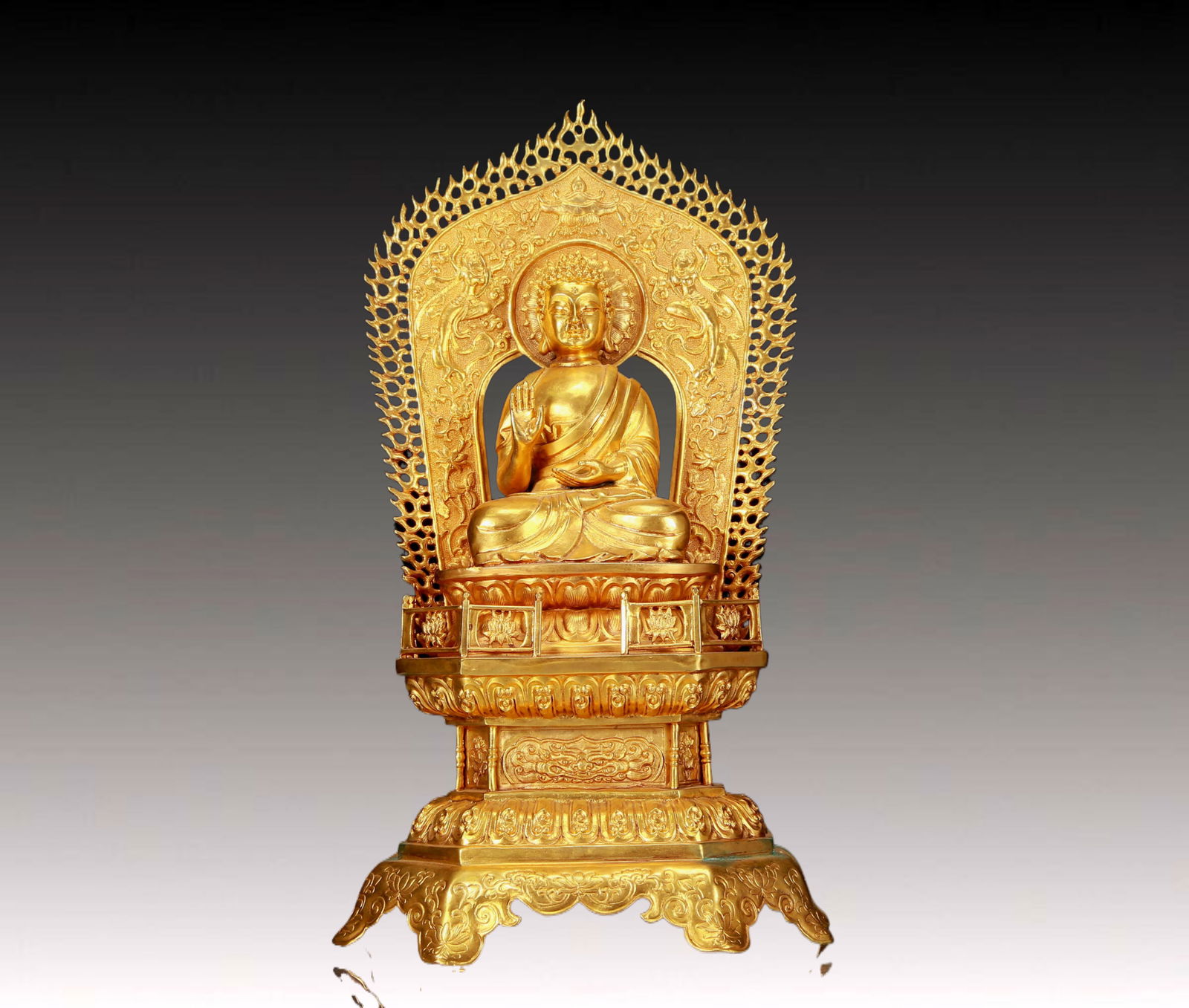 A Fine Gilt Bronze Statue of Sakyamuni: A Fine Gilt Bronze Statue of Sakyamuni,Qing Dynasty, China,Size:7.7inx6.7inx13.8in,Weight:2225g 铜鎏金如来佛坐像，清代