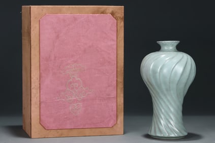 An Exquisite Guan yao Celadon Glazed Vase