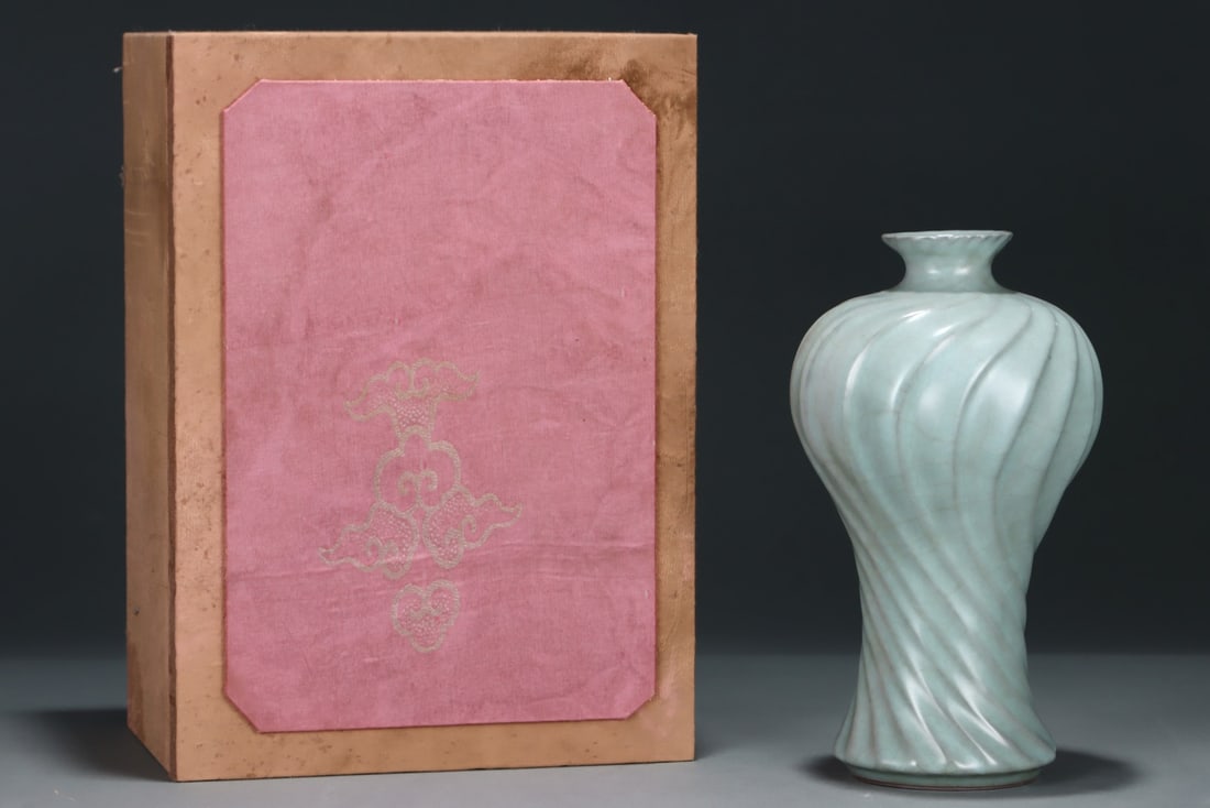 An Exquisite Guan yao Celadon Glazed Vase (1 of 8)