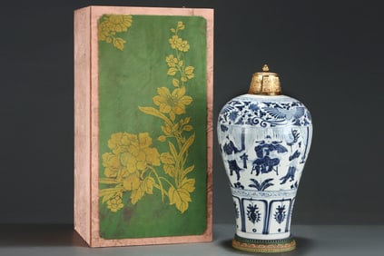 A Huge Blue and White Figure and Story Pattern Bottle