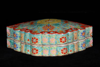 An Exquisite Green Ground Enamel Lotus Pattern Box