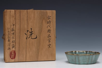 An Exquisite Guan yao Cover with Gold Brush Washer,with an Imperial Poem by Emperor Qianlong