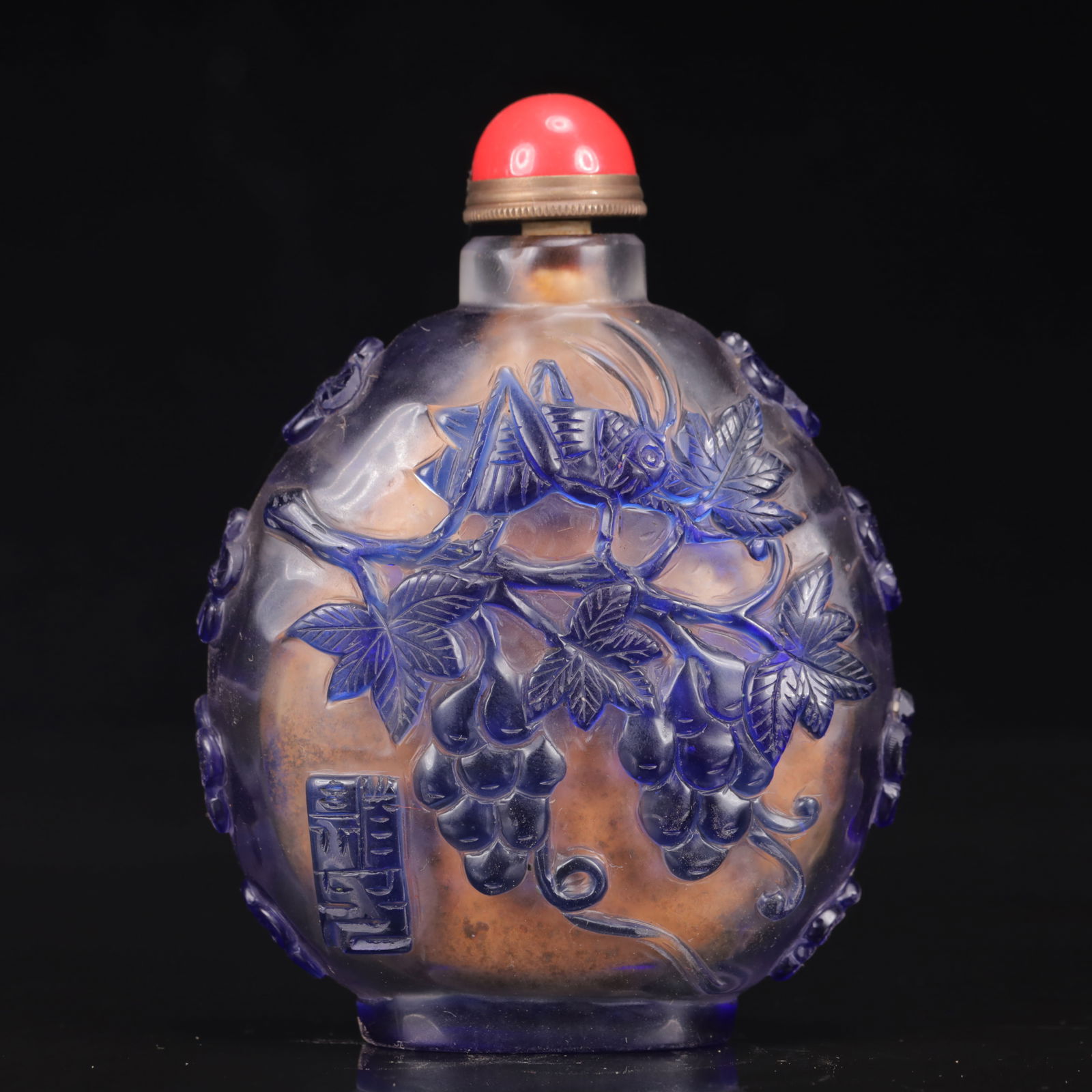 An Exquisite Glass Grapes and Cricket Pattern Snuff Bottle: An Exquisite Glass Grapes and Cricket Pattern Snuff Bottle,Qing Dynasty, China,Qianlong Four-character Mark,Size:3.5inx1.6inx4.3in, Weight:294g 