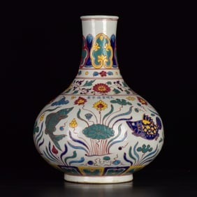 A Huge Wucai Hornwort Pattern Vase
