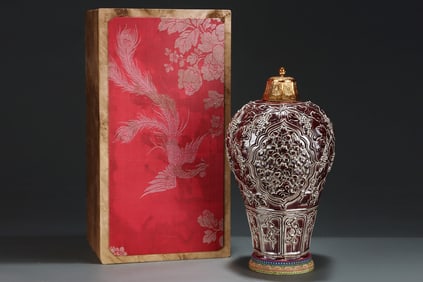 A Huge Ji Red Glazed Squirrel and Grapes Pattern Bottle