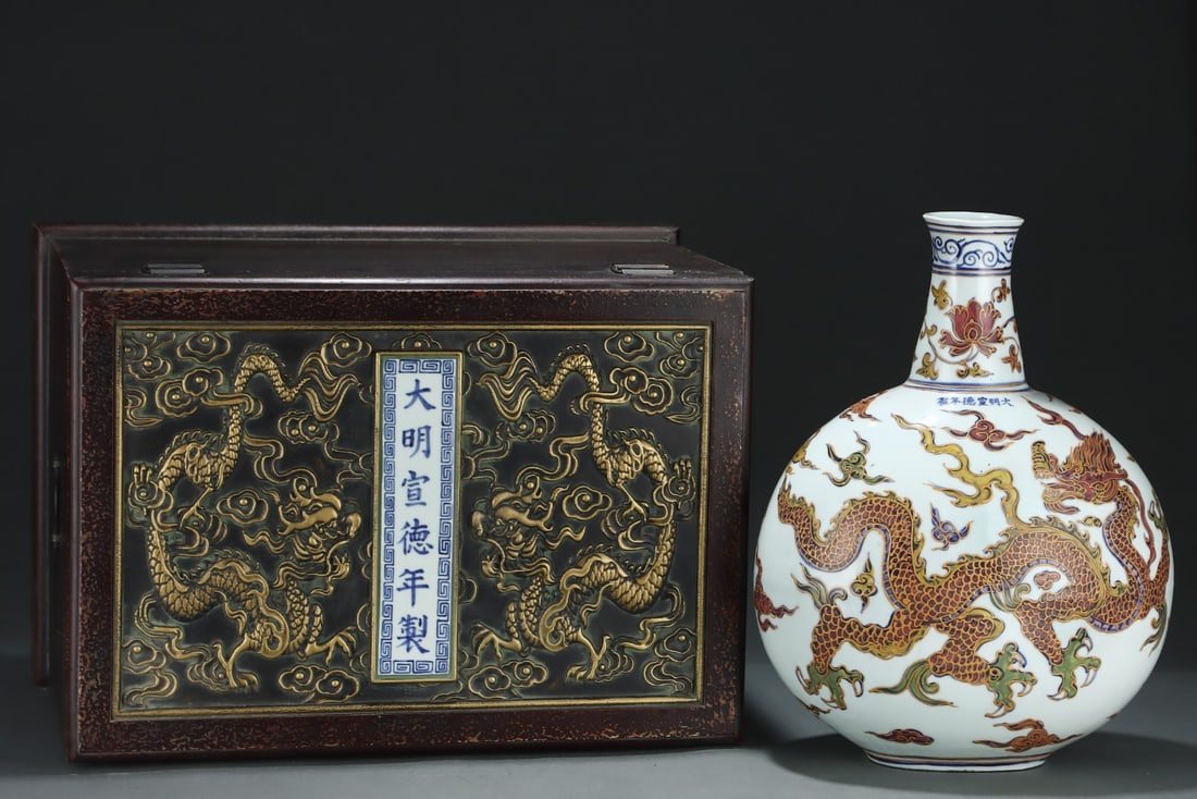 A Huge Blue and White Auspicious Cloud and Dragon Pattern Vase (1 of 8)