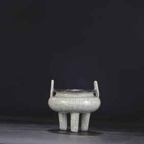 An Exquisite Ge yao Celadon Glazed Cover with Silver Double-Ears and Tripod Censer