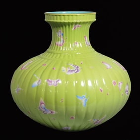 An Exquisite Green Ground Flower and Butterfly Pattern Vase