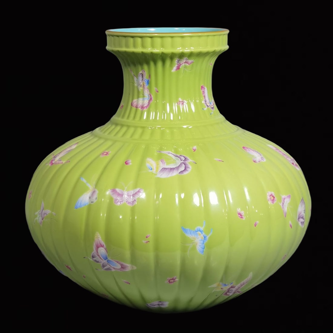 An Exquisite Green Ground Flower and Butterfly Pattern Vase: An Exquisite Green Ground Flower and Butterfly Pattern Vase,Qing Dynasty,China,Qianlong Six-Character Mark,Size:8.8inx9.3in 