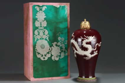 A Huge Ji Red Glazed Dragon Pattern Bottle