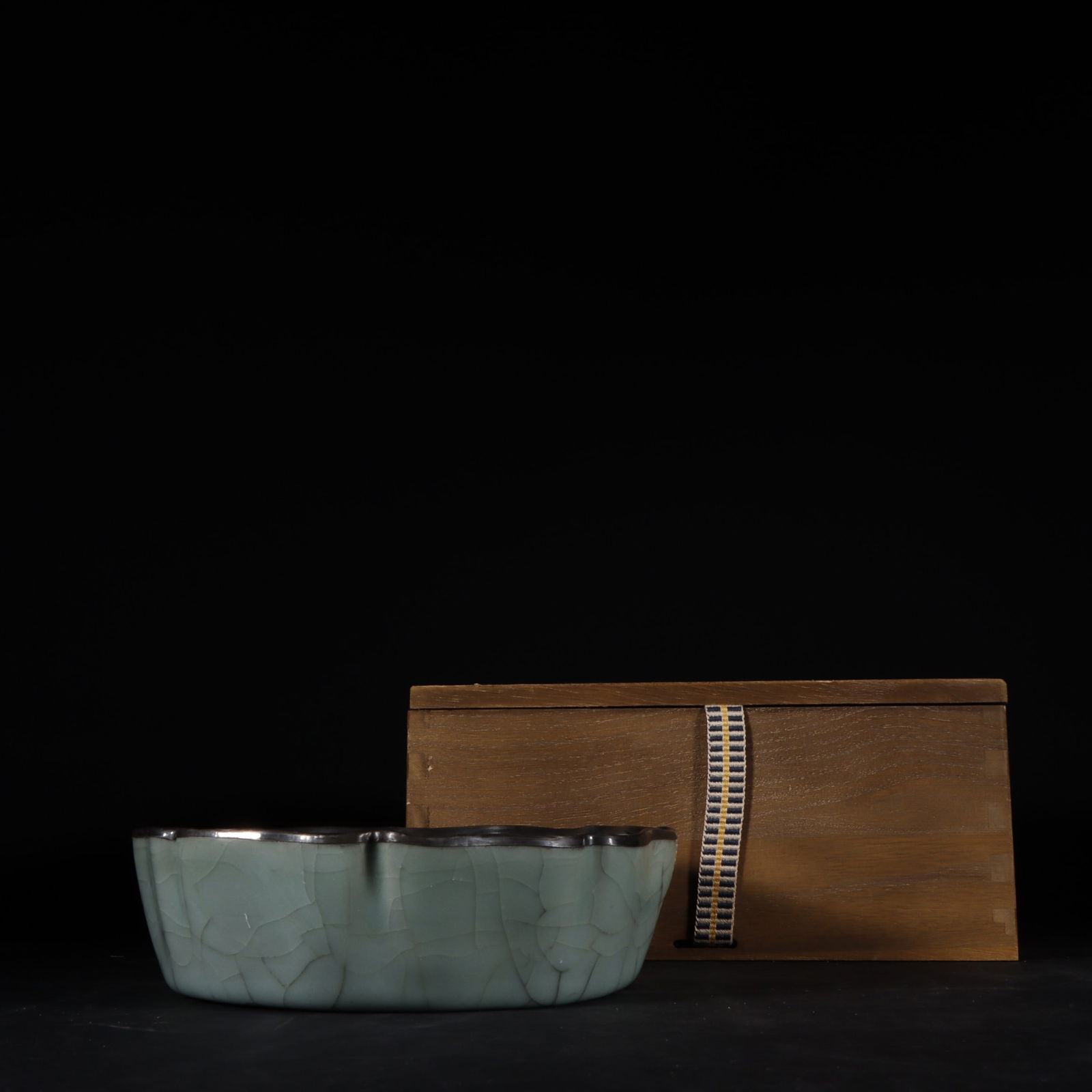 An Exquisite Guan yao Celadon Glazed Brush Washer: An Exquisite Guan yao Celadon Glazed Brush Washer,Song Dynasty,China,with Mark,Size:1.7inx6.1in 官窑粉青釉笔洗,中国宋代,带હ