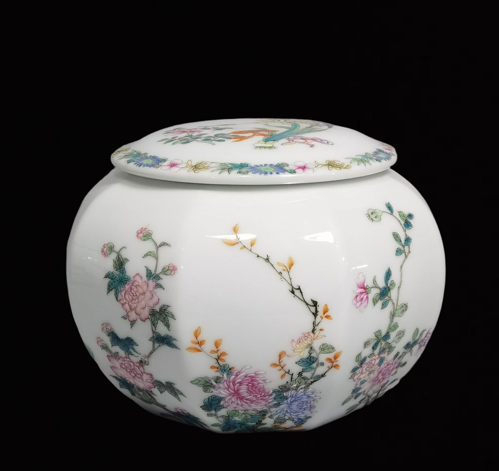 An Exquisite Famille-Rose Flower Pattern Jar (1 of 8)