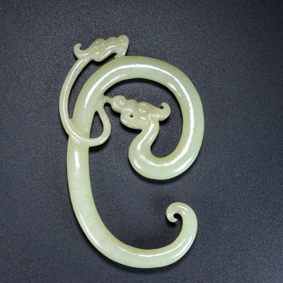 An Exquisite White Jade Dragon Ornament: An Exquisite White Jade Dragon Ornament,Qing Dynasty,China,Size:2.5inx0.3inx4.1in,Weight:53g 白玉龙摆件,中国清代