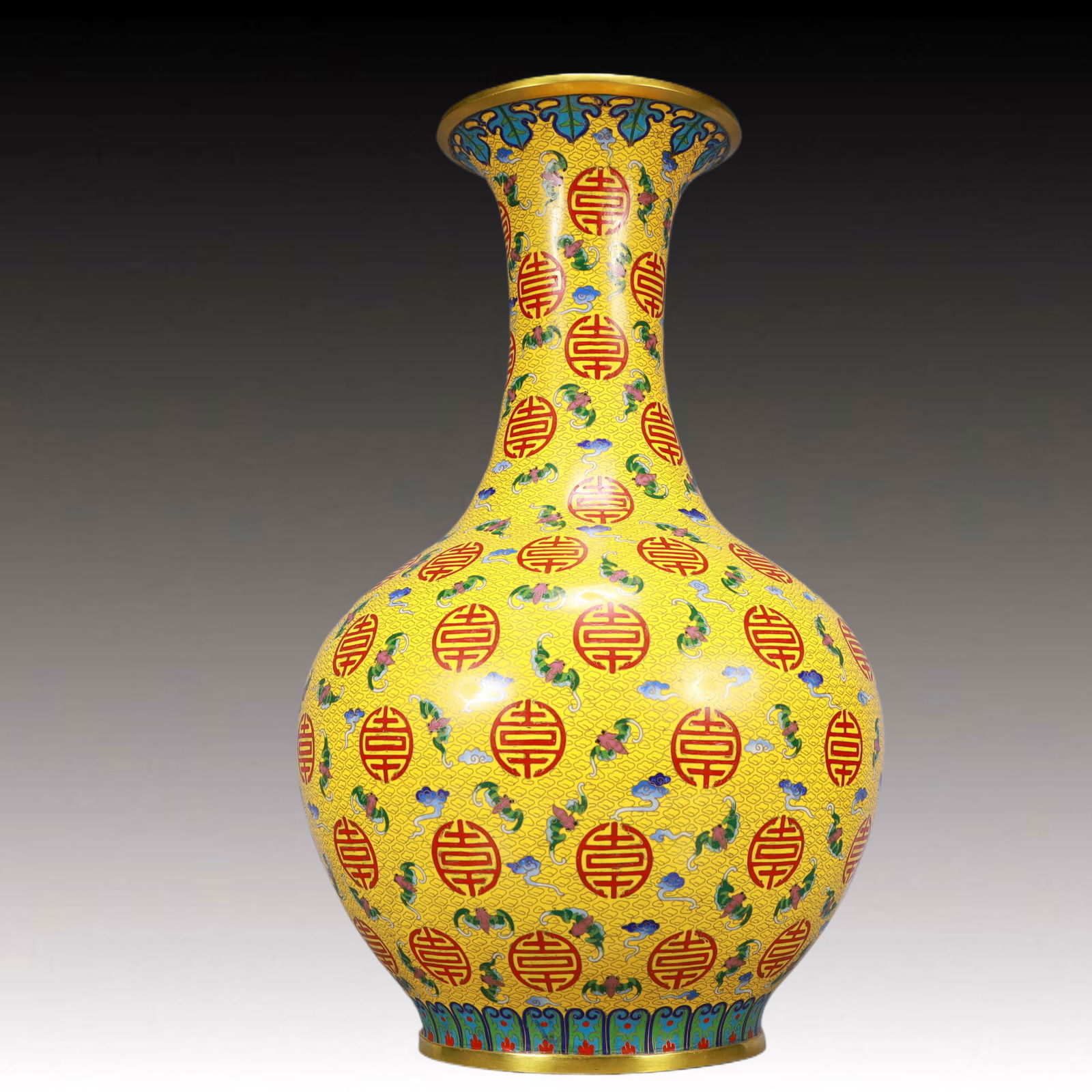 A Huge Cloisonne Bats and Peach Pattern Vase: A Huge Cloisonne Bats and Peach Pattern Vase, Qing Dynasty, China, Qianlong Four-character Mark, Size:12.2inx22.8in, Weight:16200g 景泰蓝福寿纹瓶,中