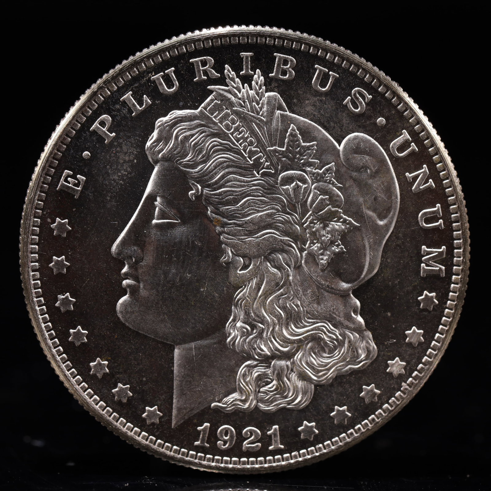 USA Morgan Dollar 1921 Coin: Obv: profile bust with date below and E PLURIBUS UNUM legend and stars around. Rev: eagle with In God we trust above within wreath with UNITED STATES OF AMERICA ONE DOLLAR legend. IN GOD WE TRUST / LI