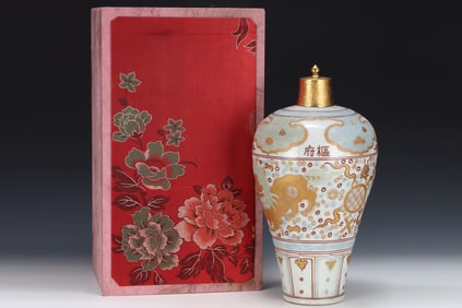 A Huge Wucai Painted Gold Lion Pattern Bottle