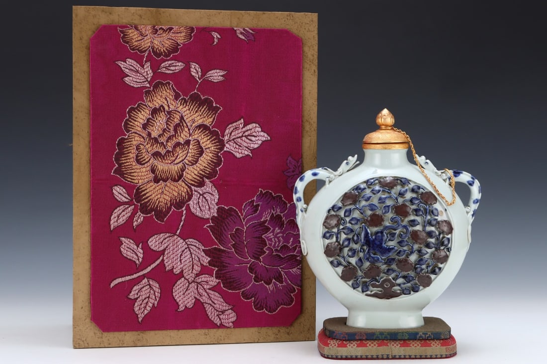 An Exquisite Blue and White Underglaze-Red Cover with Gold Flower and Phoenix Pattern Double-Ears (1 of 8)