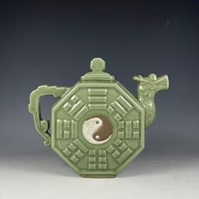 An Exquisite Longquan yao Trigram Pattern Teapot