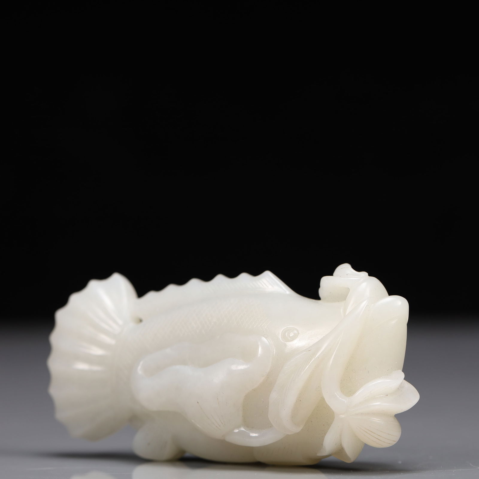 An Exquisite White Jade Fish Ornament - 2