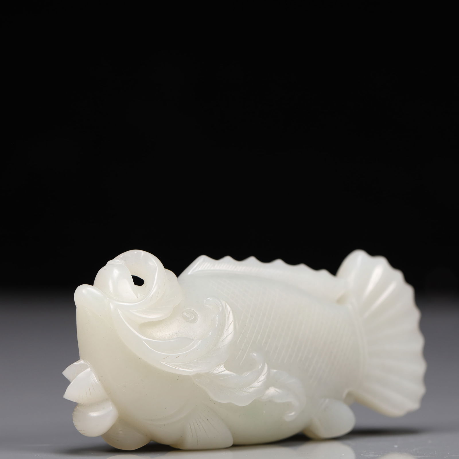 An Exquisite White Jade Fish Ornament - 3