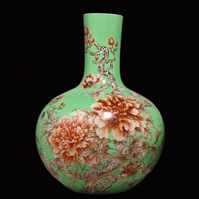 A Huge Green Color Flower Pattern Vase