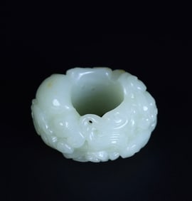 An Exquisite White Jade Dragon Pattern Thumb Ring