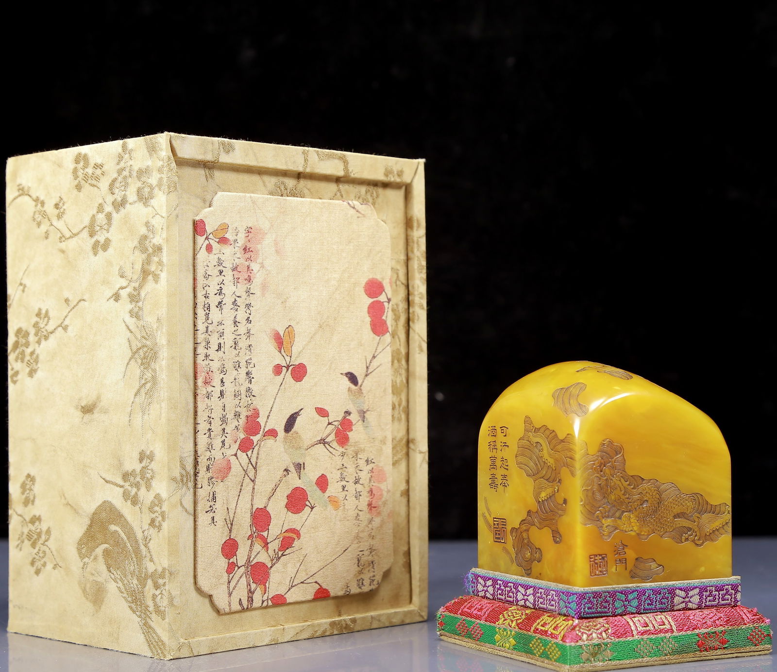 An Exquisite Tianhuang Stone Dragon Pattern Seal: An Exquisite Tianhuang Stone Dragon Pattern Seal,Qing Dynasty, China,Size:2.8inx3.1in,Weight:975g 田黄石龙纹印章，清代