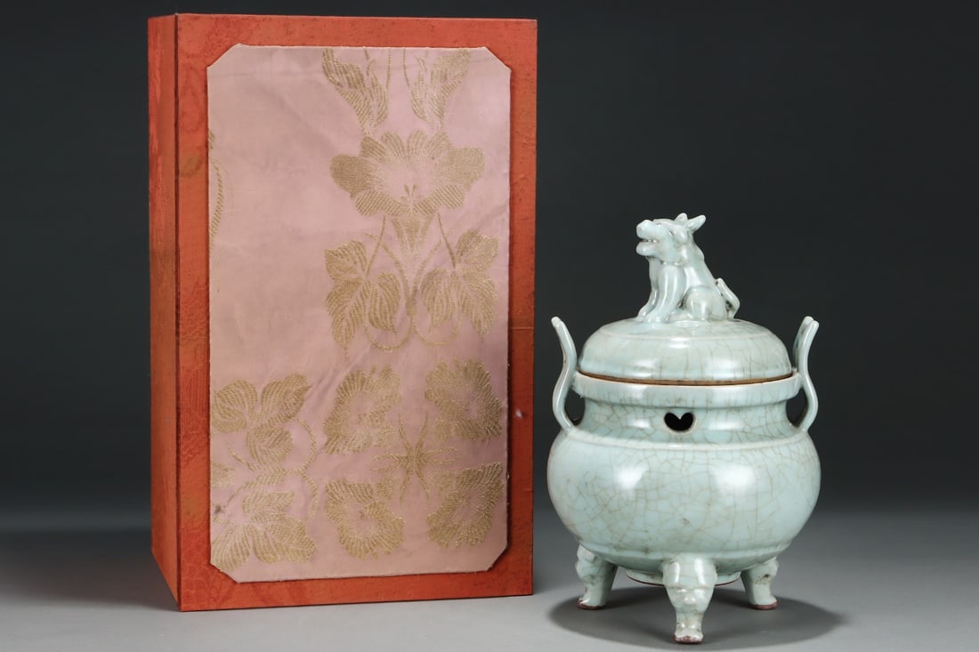 An Exquisite Guan yao Celadon Glazed Auspicious Beast Double-Ears and Tripod Censer,with an Imperial (1 of 8)